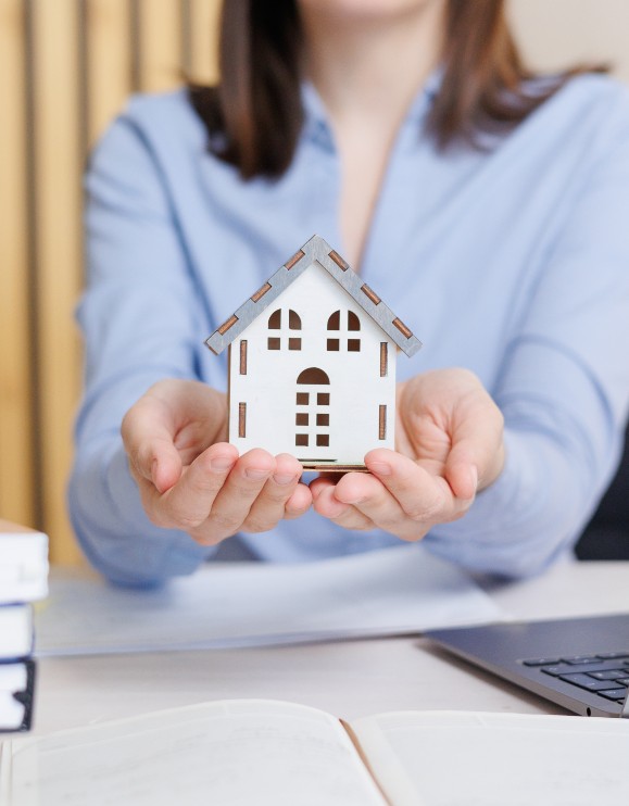 beautiful-woman-in-the-office-is-a-mortgage-consul-2022-11-14-01-58-50-utc